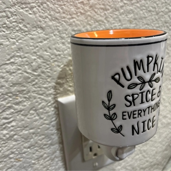 Scentsy pumpkin spice and everything nice warmer - Picture 5 of 5